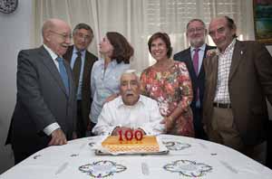Francisco Fernández de Rojas sopla las velas de su centenario rodeado de directivos de la APM. Foto: Pablo Vázquez/APM